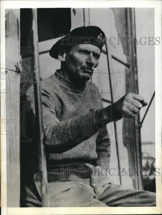 1943 Press Photo Gen. Sir Bernard Montgomery talks with newsmen in Italy - Historic Images