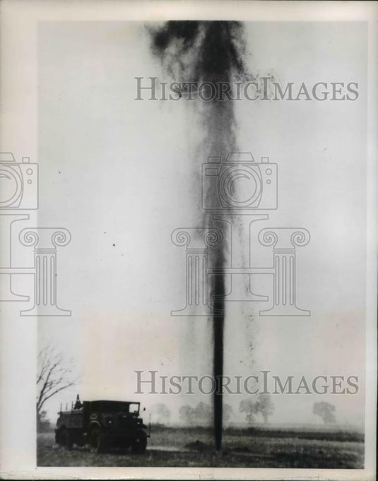 1950 Press Photo Oil gushing in Newport England - nee26890 - Historic Images