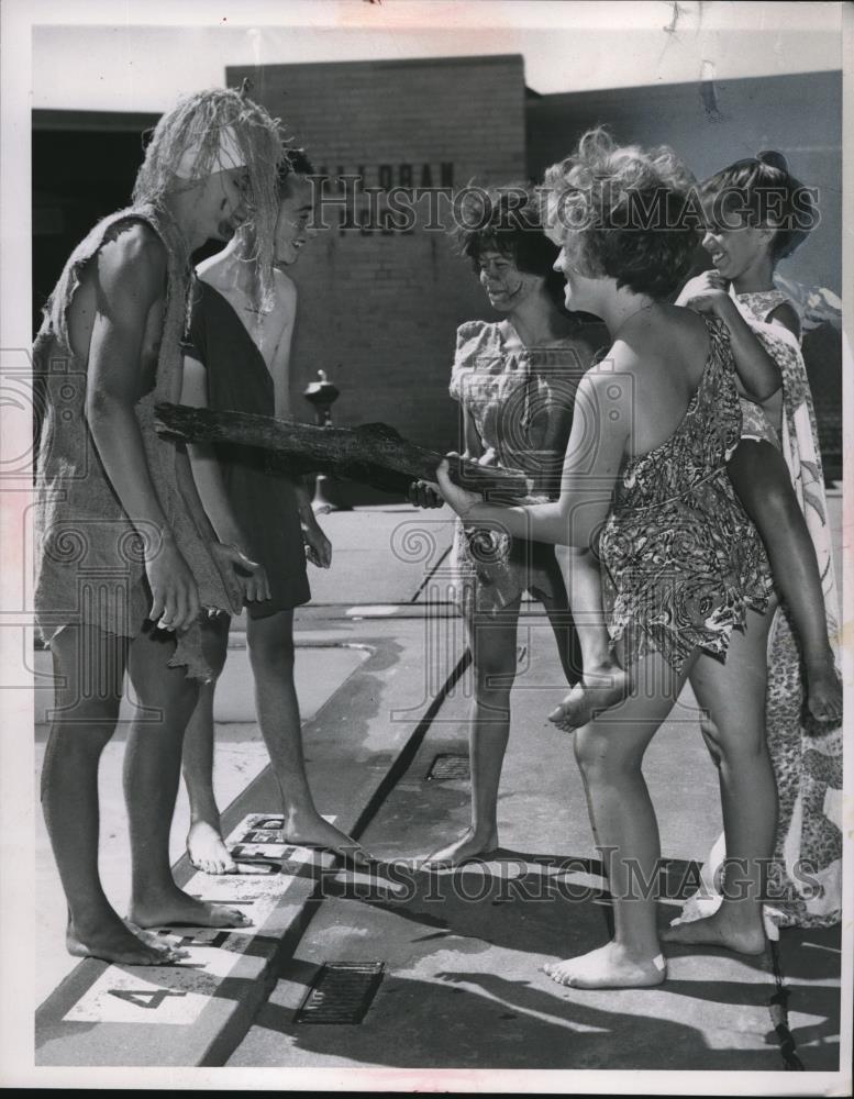 1963 Press Photo Bill Daw,Pat Mackin, Sandra Thomas,Kathy Baldrey &amp; Donna Saylor - Historic Images