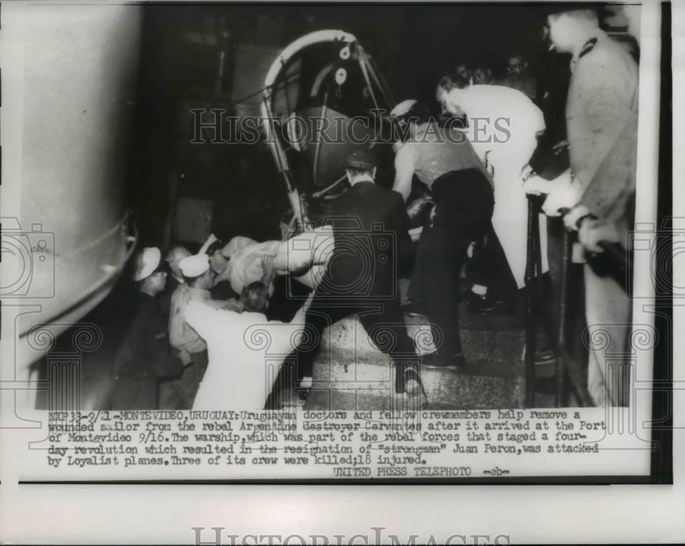 1955 Press Photo Uruguayan doctor and crew help wounded sailor - Historic Images