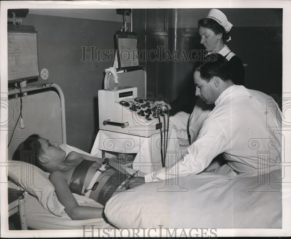 1951 Press Photo Dr.Knodt adjusts Electro Lung - nee28161 - Historic Images