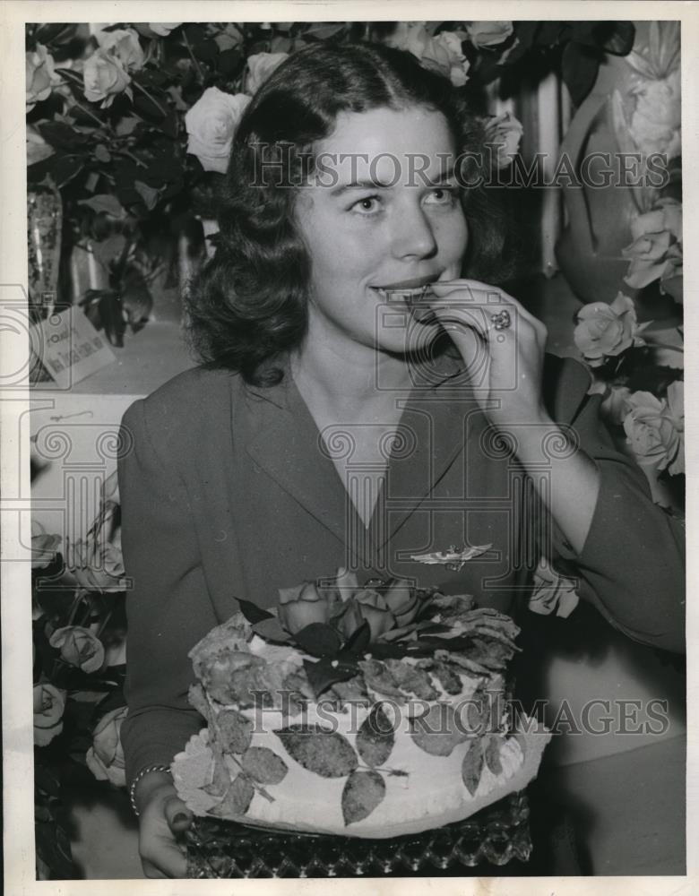 1943 Press Photo St Louis Mo Bette Tannlund at Natl Rose show with a cake - Historic Images