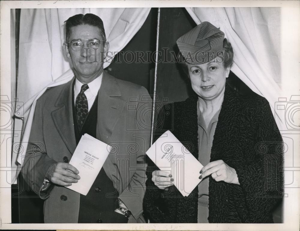 1944 Press Photo Richard J. Lyons and Mrs. Lyons step from voting Booth - Historic Images
