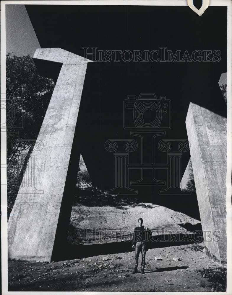 1968 Press Photo Harold Town on a huge concrete bridge in Toronto Canada - Historic Images