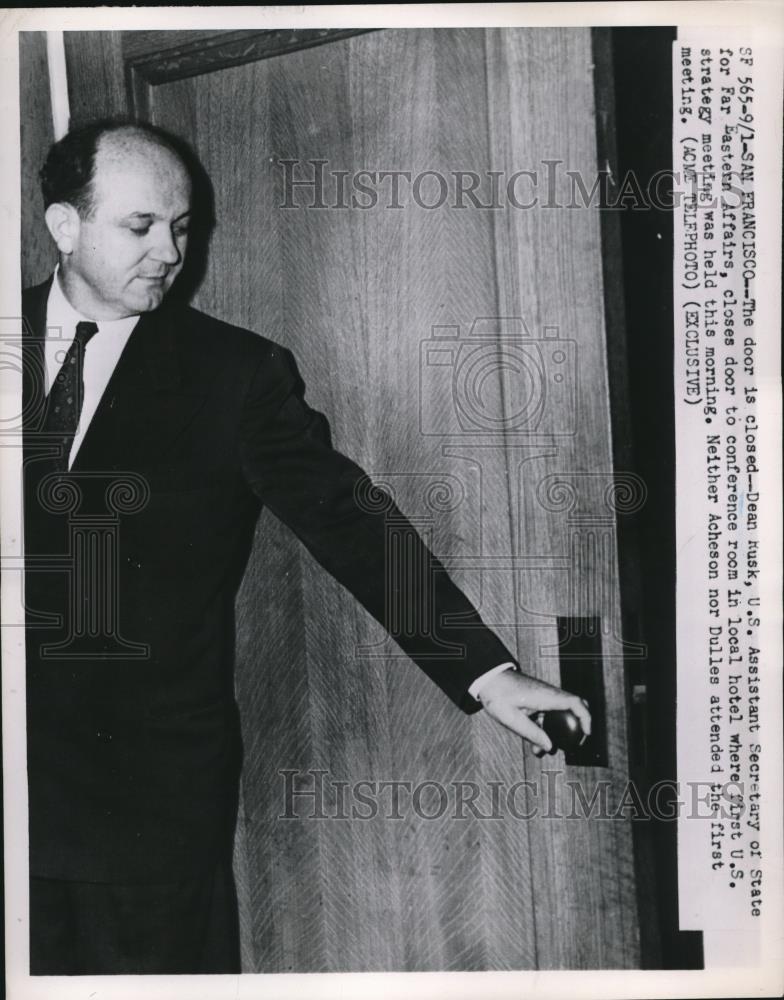 1951 Press Photo Dean Rusk Closes conference door in San Fransisco california - Historic Images