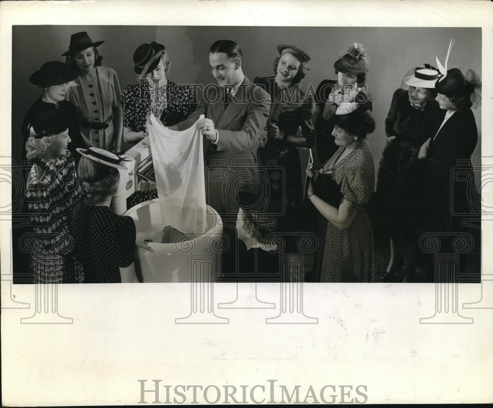 1940 Press Photo St Albans Episcopal Church Guild, church charities posing ad - Historic Images