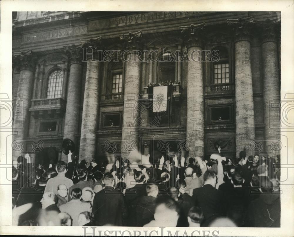 1939 Press Photo Vatican City Rome crowd cheers new Pope Pius II - Historic Images