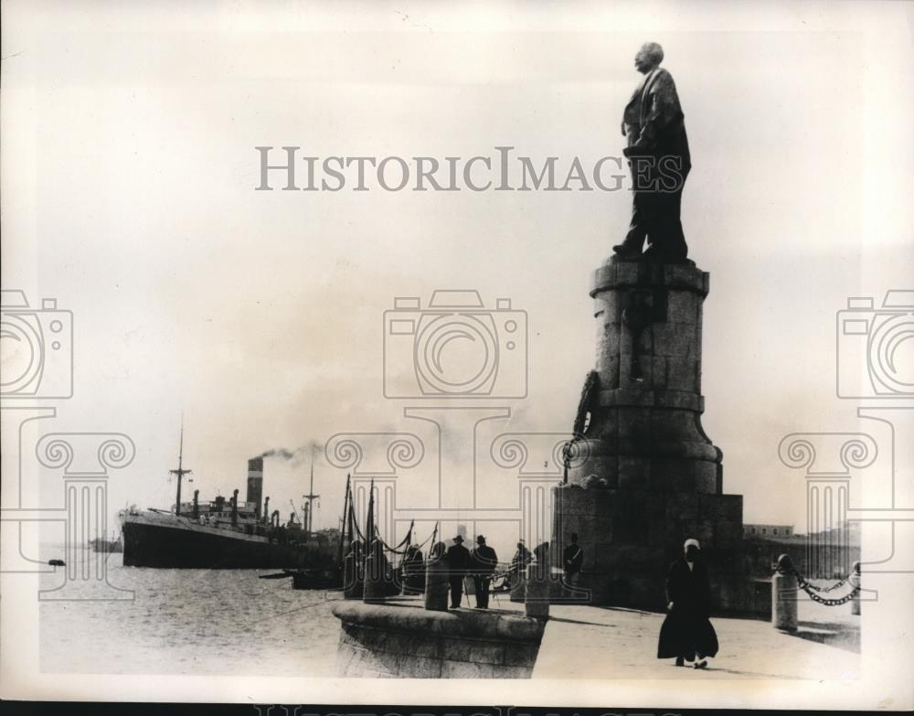 1940 Press Photo Monument Ferdinad De Lessups French engineer Suez Canal - Historic Images