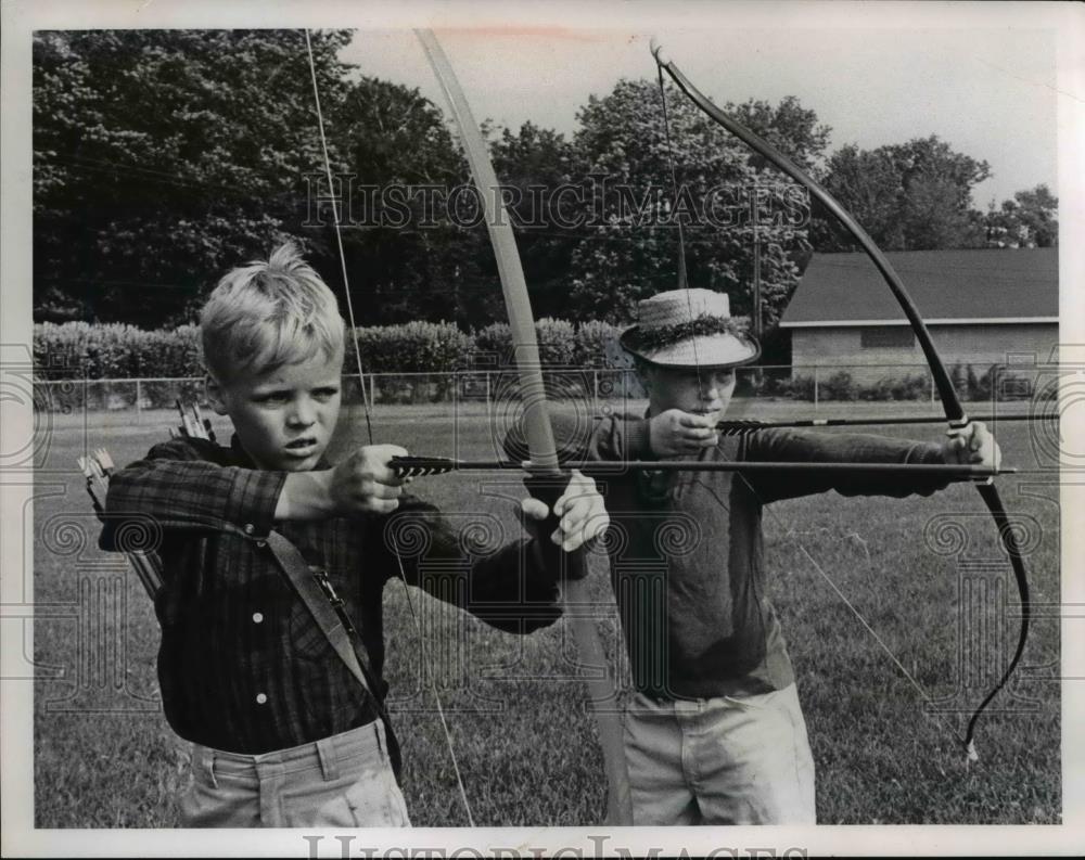 1967 Press Photo Kevin Clemens and Leon Williams at Painesville Park - nee29740 - Historic Images