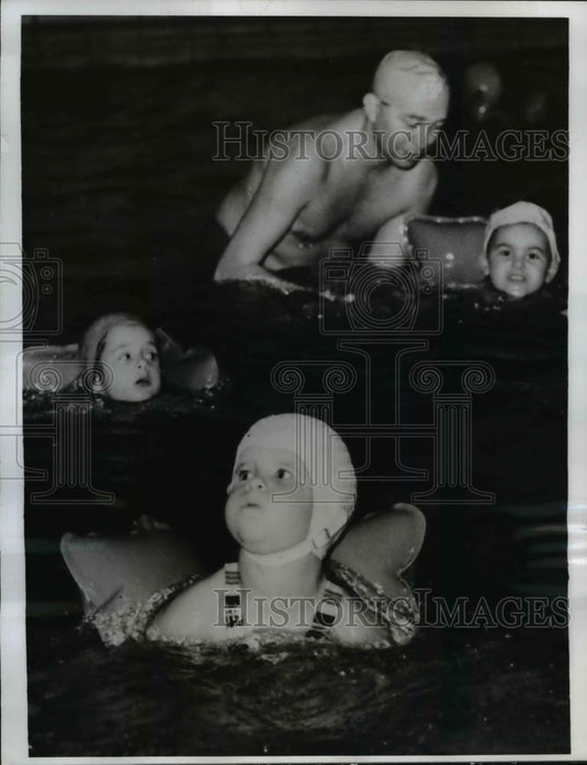 1961 Press Photo Kids on their swimming lesson in East Berlin - Historic Images