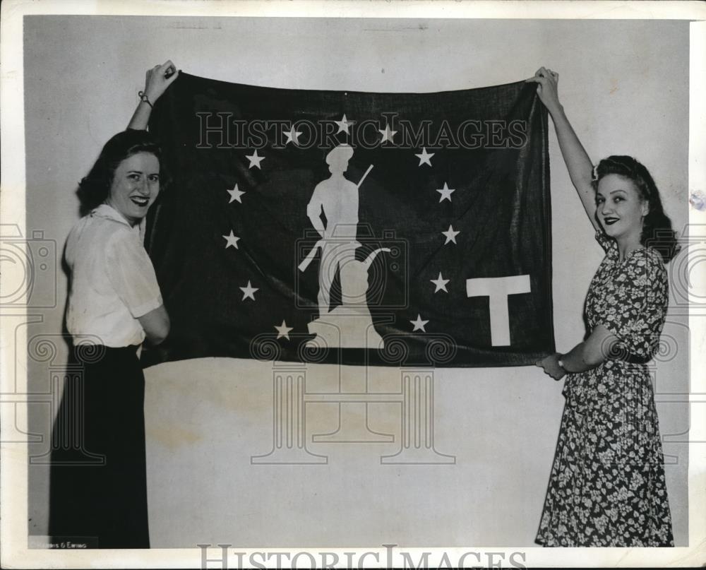 1942 Press Photo Miss Mary Chamer displays new Treasurey Flag for Savings Award - Historic Images