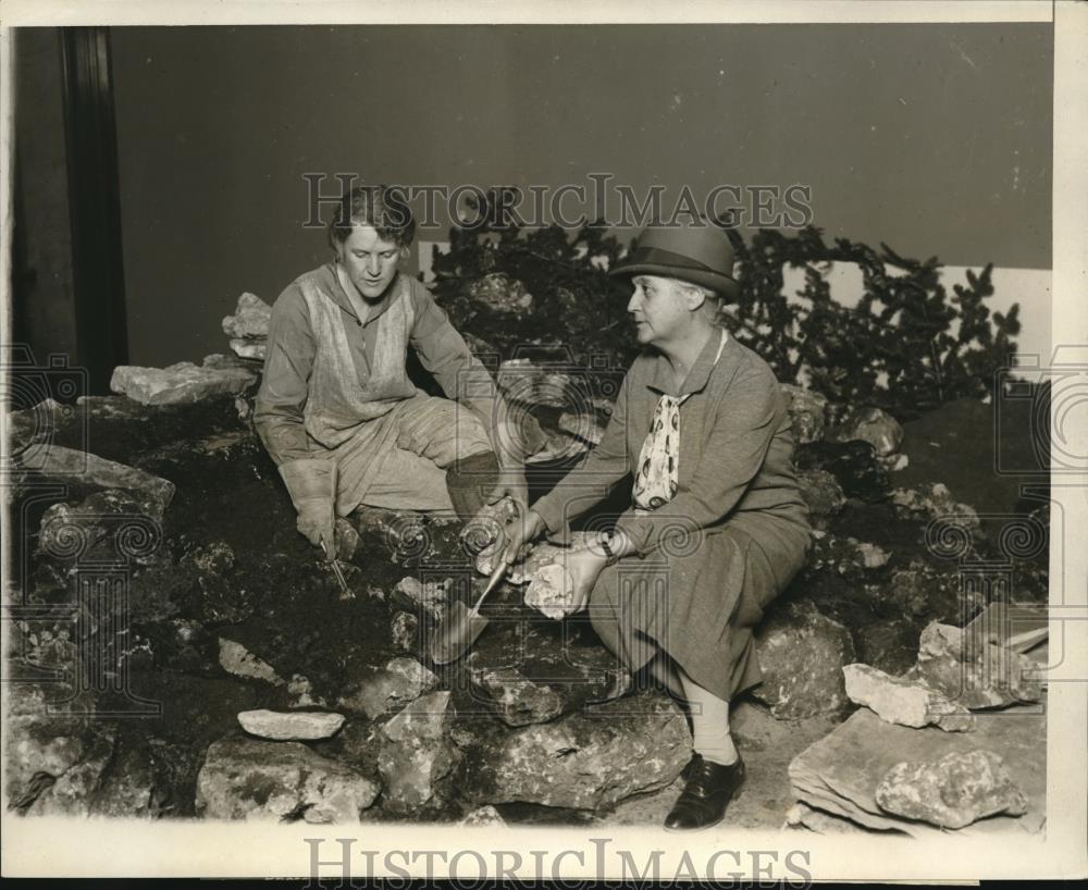 1927 Press Photo Society Folks of Chicago preparing the garden for a show - Historic Images