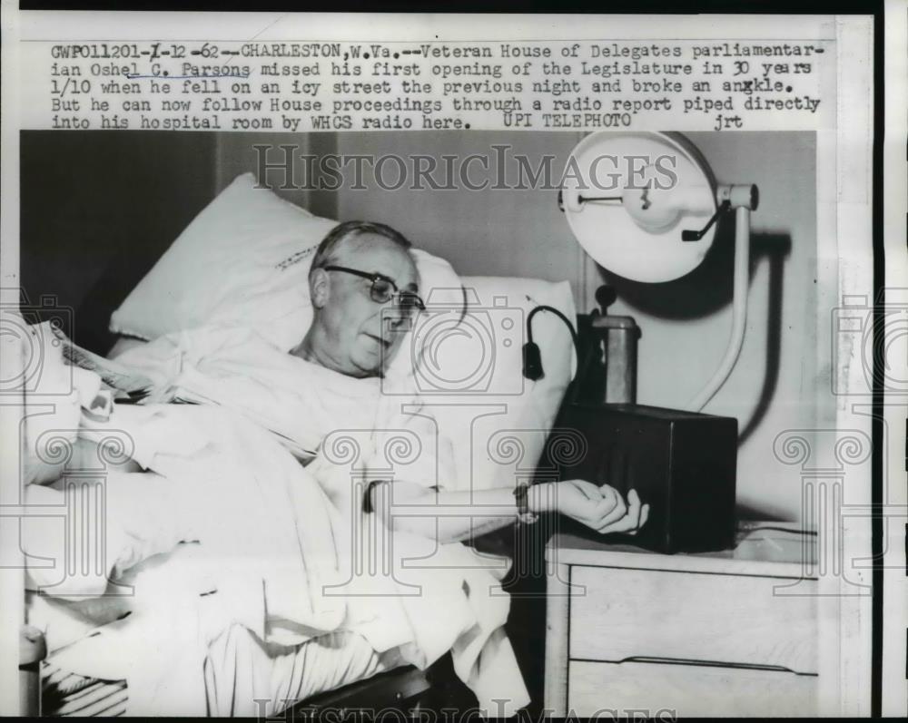 1962 Press Photo Oshel C. Parsons follows House proceedings by radio report - Historic Images
