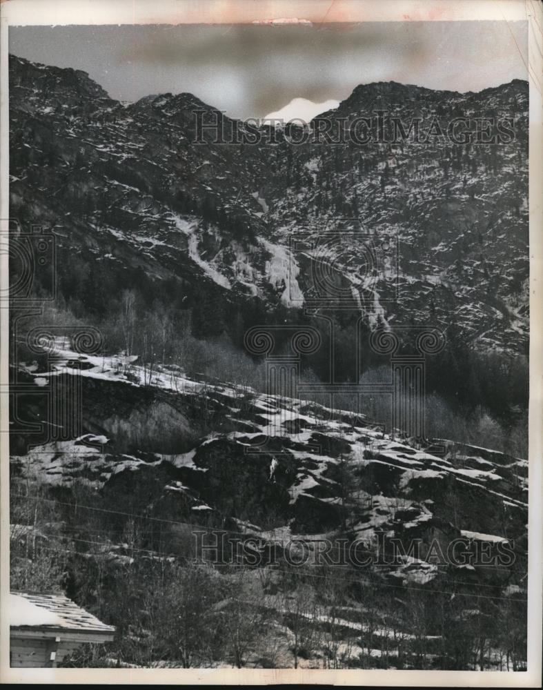 1959 Press Photo Cloud brining snow in the Swisss Alps - Historic Images