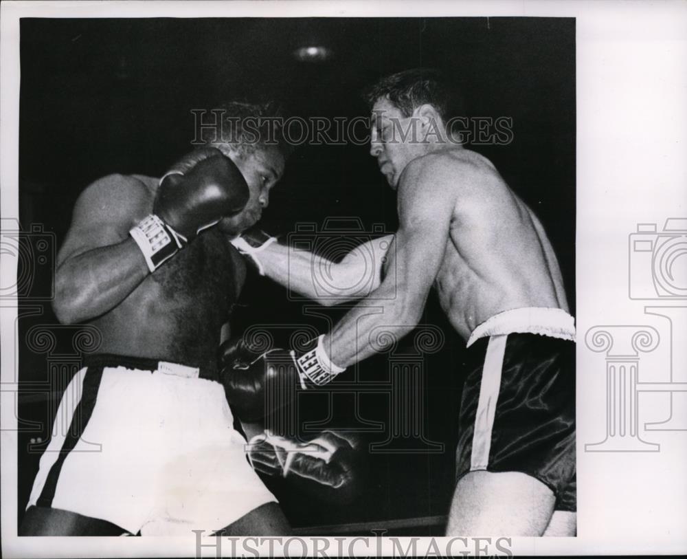 1953 Press Photo Cleveland Castellani vs Gil Turner - nes27911 - Historic Images