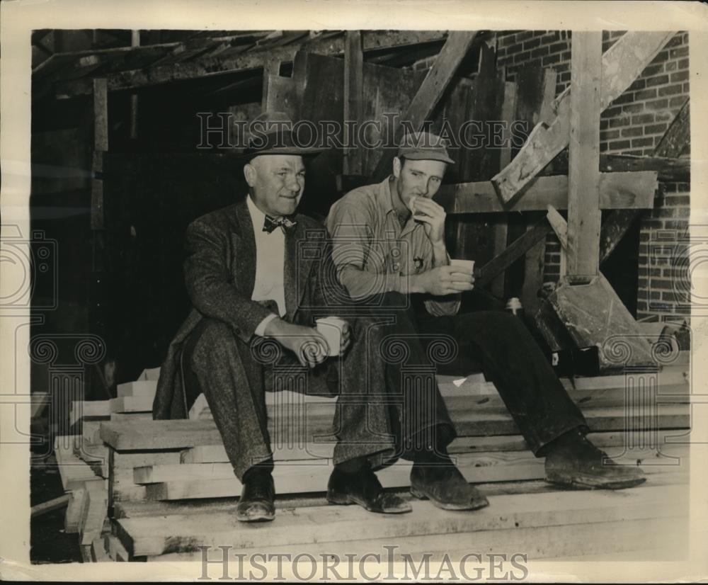 1948 Press Photo Cambridge Mass Max Berger contractor joins Oscar with cup water - Historic Images