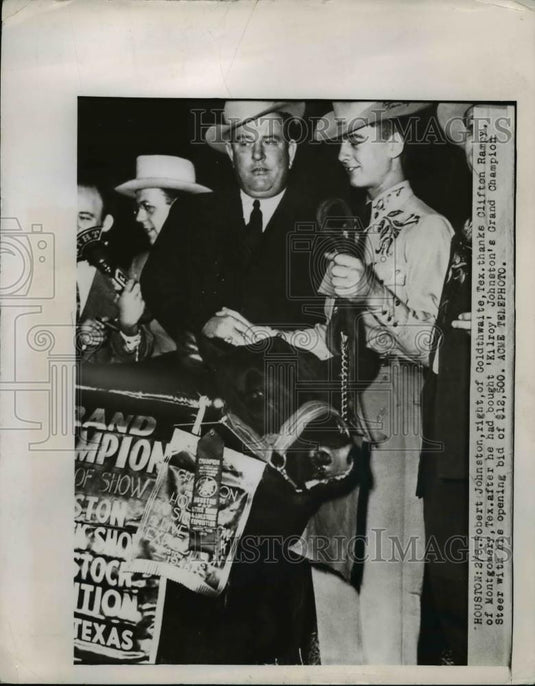 1948 Press Photo Robert Johnston thanking Clifton Rampy for bringing Kilroy - Historic Images