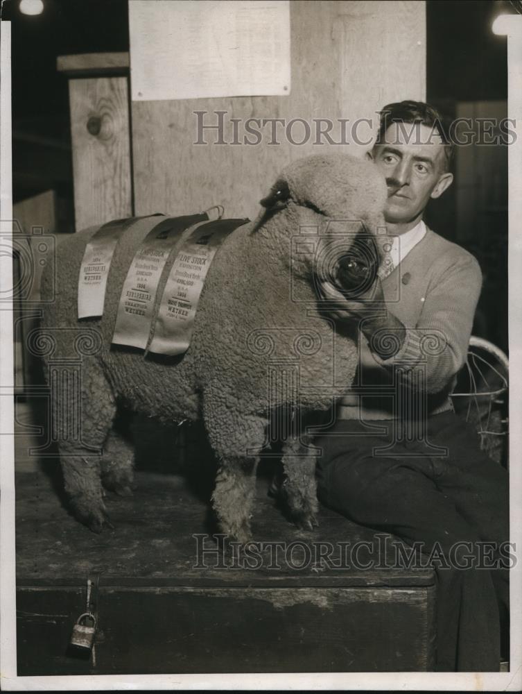 1934 Press Photo Lansing Michigan, Monte Thornton With Prize Sheep - Historic Images