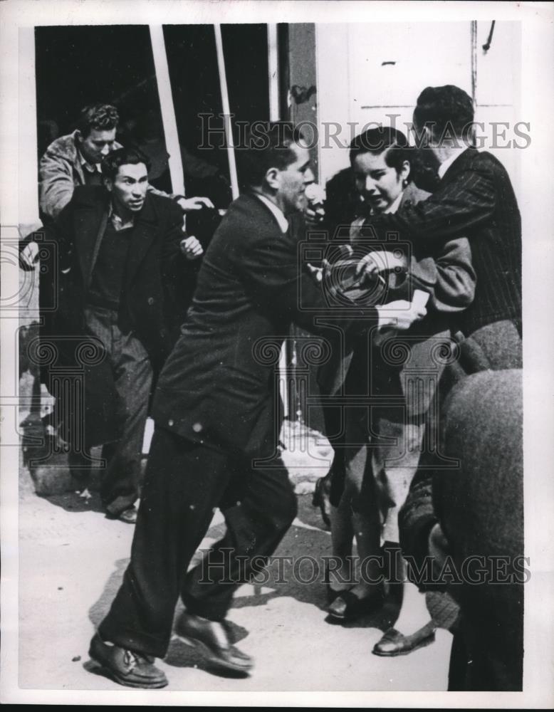 1952 Press Photo Santiago Chile, pres. elections violence erupted, 1st women won - Historic Images