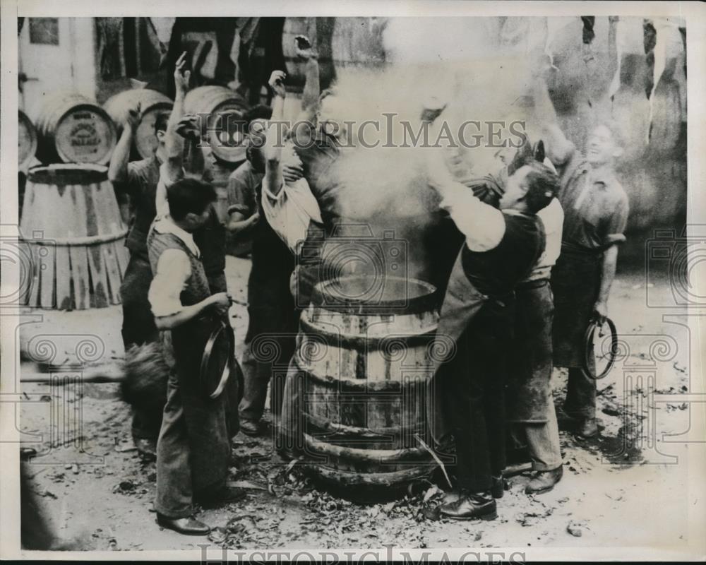 1934 Press Photo Herbert Gill signalized his first day as a journey man - Historic Images