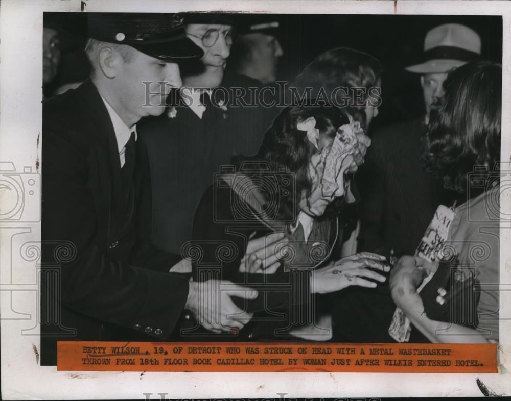 1940 Press Photo Betty Wilson Struck by Metal Wastebasket Thrown from Hotel - Historic Images