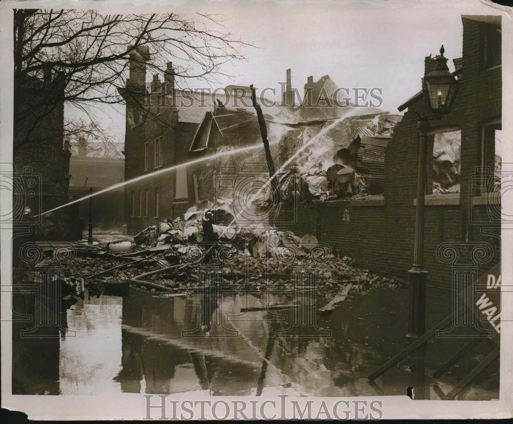 1929 Press Photo tin box &amp; canister works in London fire 200 firemen fought fire - Historic Images