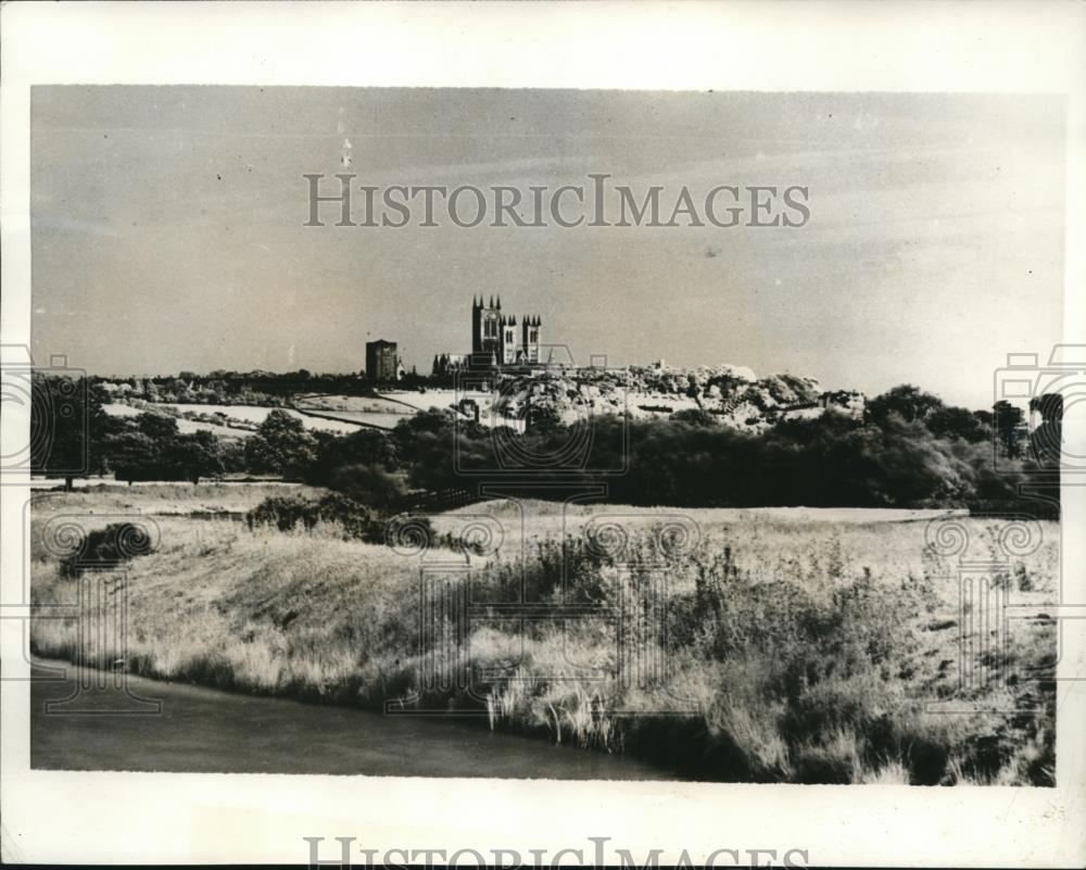 1932 Press Photo Restoration of Lincoln Cathedral in England almost completed - Historic Images