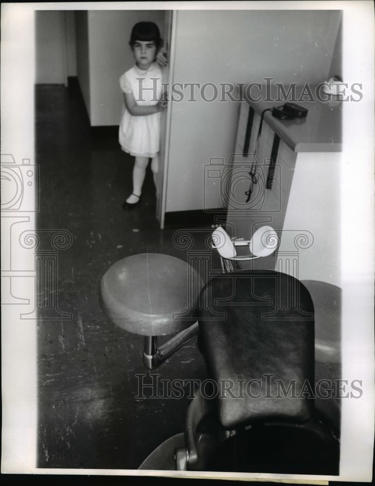 1963 Press Photo Tina Wilkins at Age 4 Enters Dentist Office For First Time - Historic Images