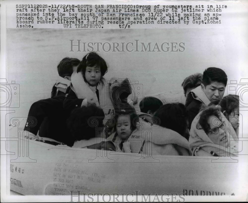 1968 Press Photo Youngsters Sit on Life Raft after Japan Airlines Crash - Historic Images