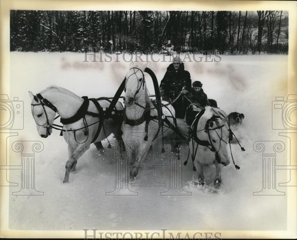 1960 Press Photo of a light carriage given to Cyrus Eaton by Russia. - Historic Images