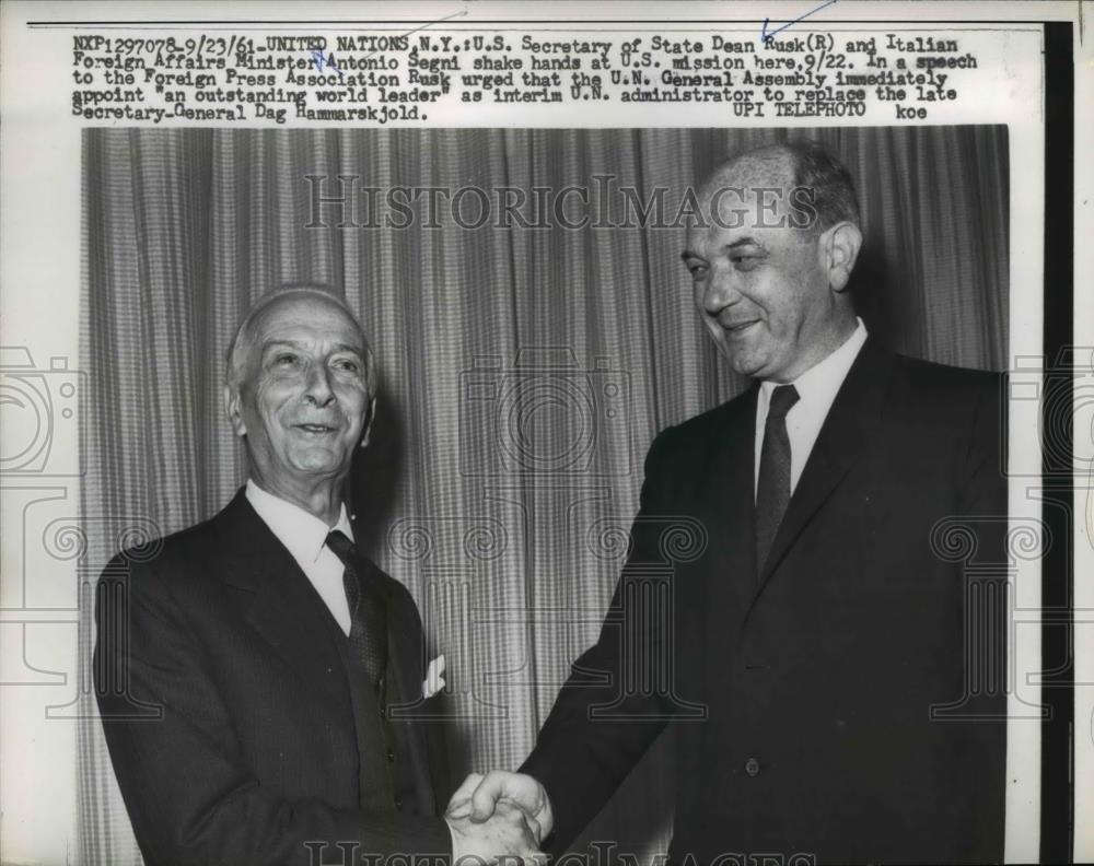 1961 Press Photo Dean Rusk and Minister Antonio Segni shake hands at U.S Mission - Historic Images