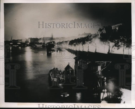 1939 Press Photo Brightly lighted Victoria Embankment in London before Black-out - Historic Images