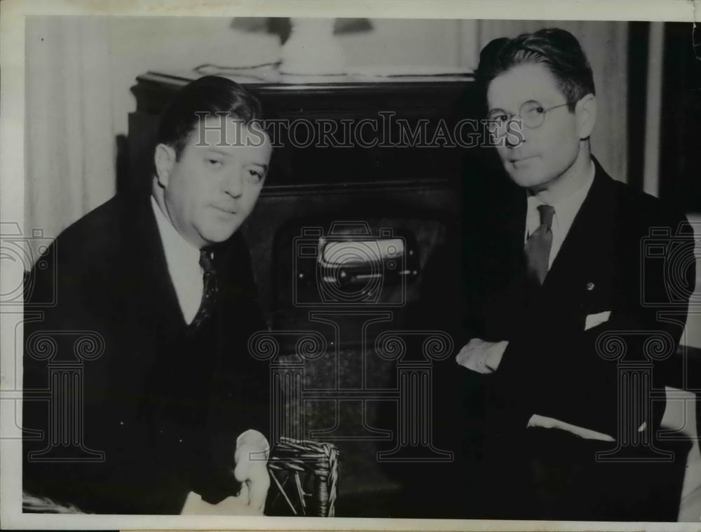 1934 Press Photo Robert and Philip Fafollette listen to election on radio - Historic Images