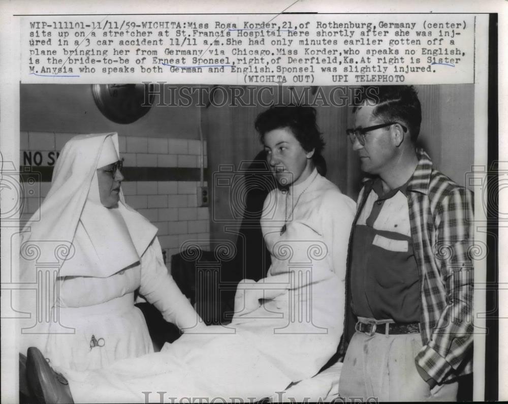 1959 Press Photo Rosa Korder of Germany &amp; Fiancee Ernest SPonesel at Hospital - Historic Images