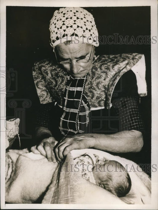 1937 Press Photo Dutch village of Spakenburg baby & its grandmother - Historic Images