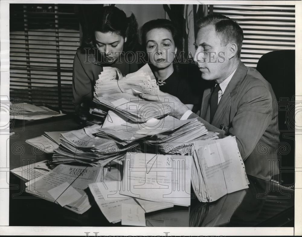 1946 Press Photo Mrs. Jeanne Legette and Miss. Myrtle Bergheim - Historic Images