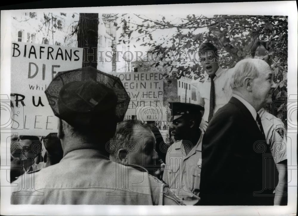 1968 Press Photo State Secretary Dean Rusk Passes Picketers, Yale University - Historic Images