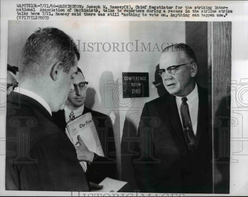 1966 Press Photo Joseph Ramsey Negotiator for Assoc of Machinists that Striking - Historic Images