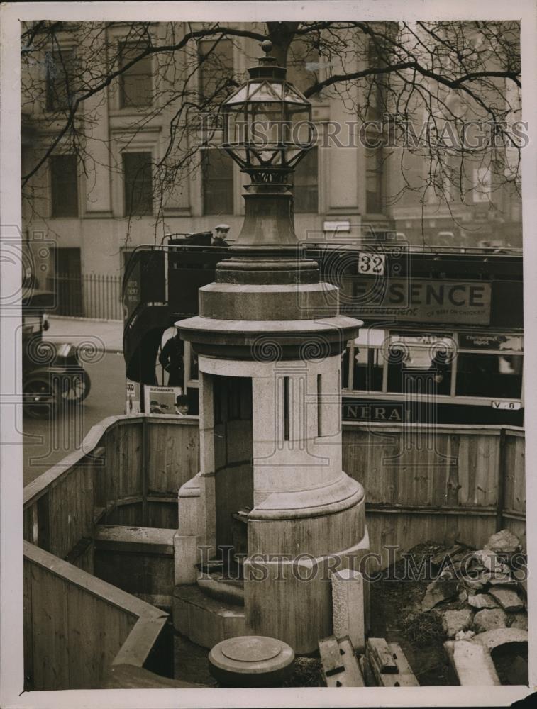 1930 Press Photo Trafalgar Square London police used statue - Historic Images