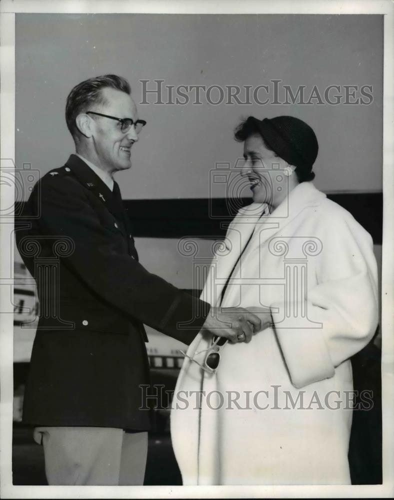 1954 Press Photo Sam Jones smiles on Army Chaplain - nee26888 - Historic Images