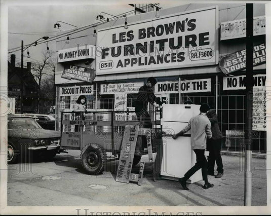 1967 Press Photo Les Brown's furniture and appliance store 8511 Euclid, Ohio - Historic Images