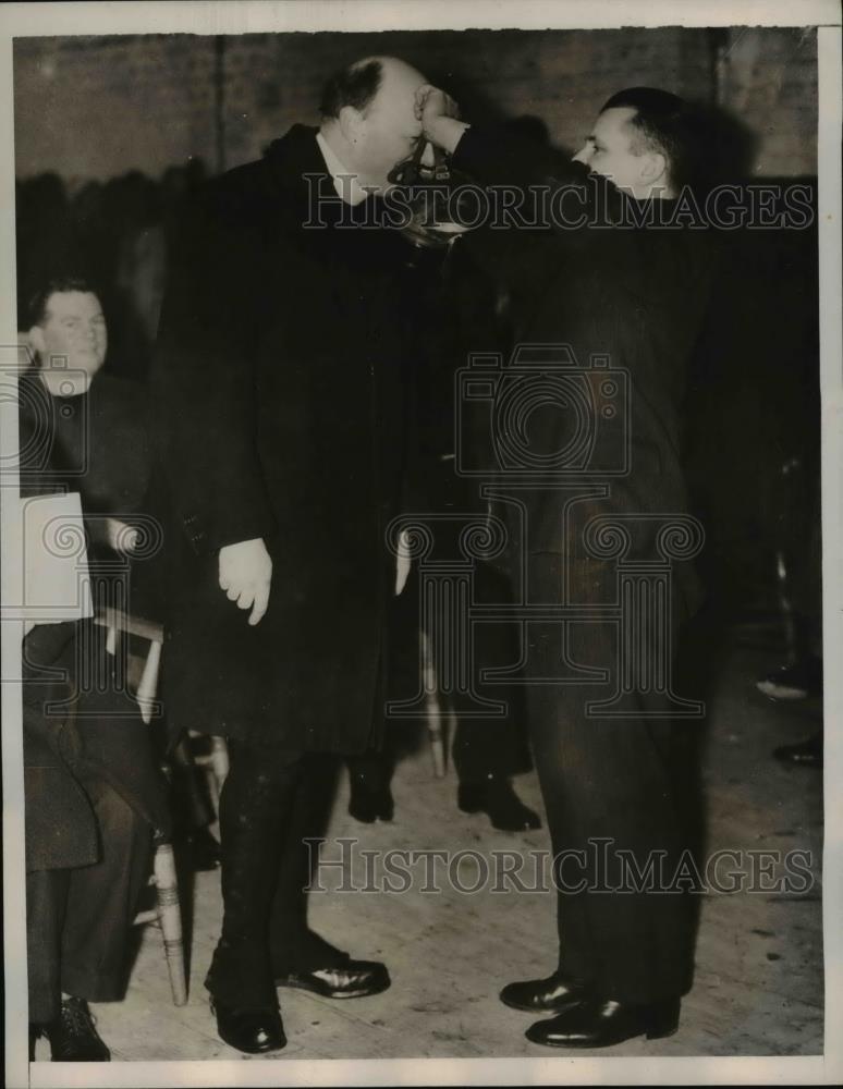 1939 Press Photo Clergyman receives a special course in air raid in England - Historic Images