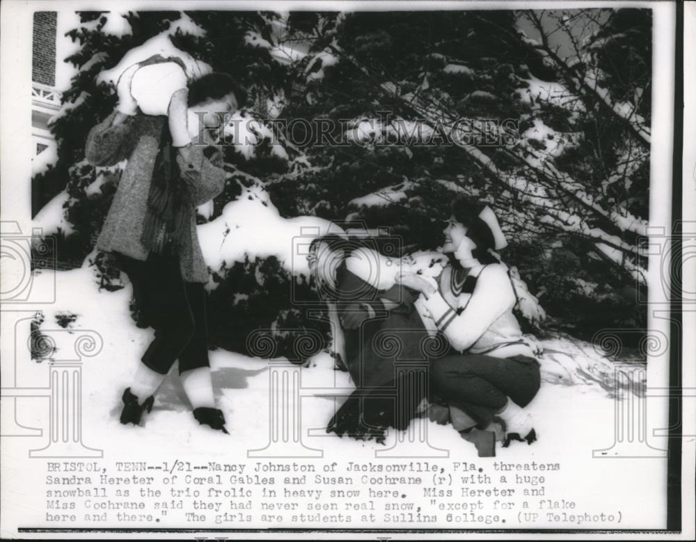 1955 Press Photo Nancy Johnson threatens Sandra Hereter and Susan Cochrane - Historic Images