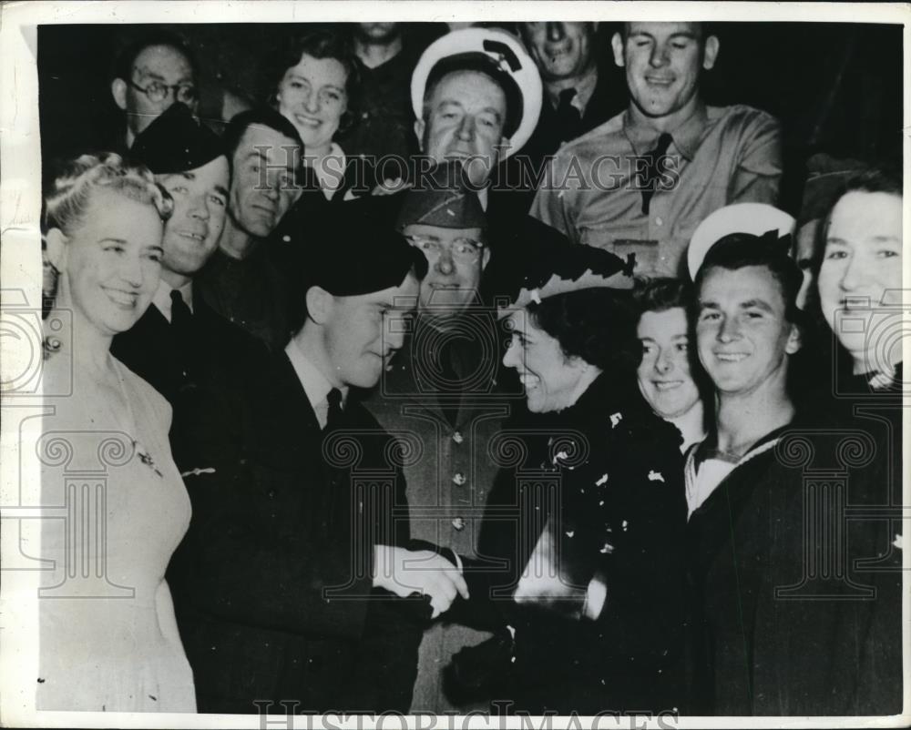 1942 Press Photo Mrs. Douglas MacArthur shaking hands with L.A.C.L. Burgess - Historic Images