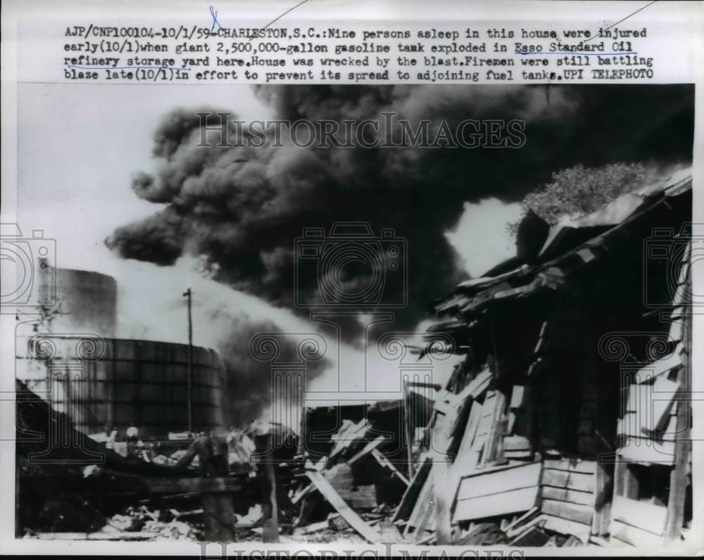 1959 Press Photo Gasoline tank explosion in Esso Standard Oil refinery storage - Historic Images