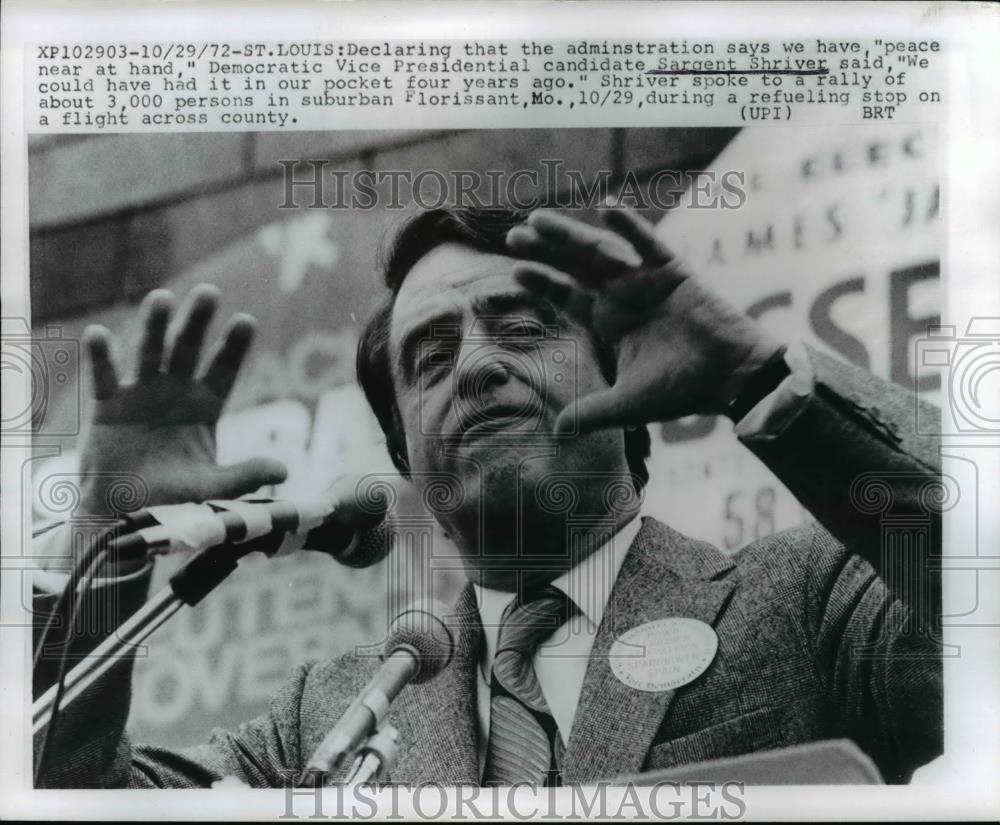 1972 Press Photo Sargent Shriver VP candidate, talks to people in Missouri - Historic Images