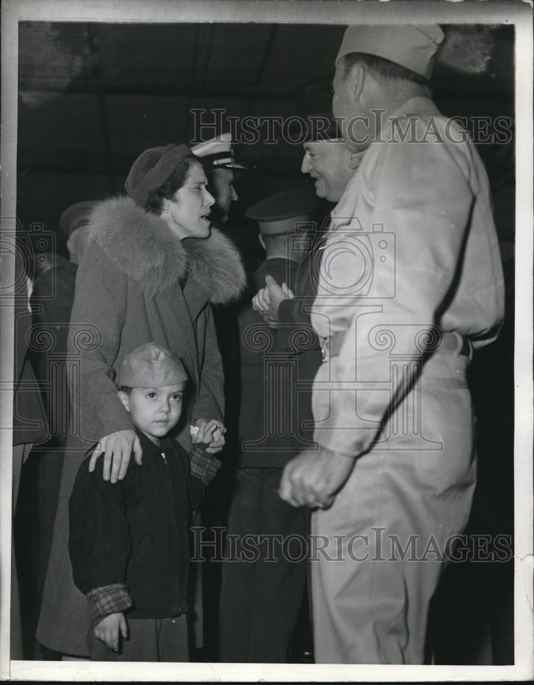 1942 Press Photo Mrs Douglas MacArthur, F M Forde before ride - Historic Images