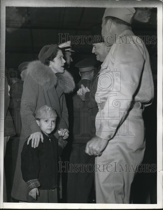 1942 Press Photo Mrs Douglas MacArthur, F M Forde before ride - Historic Images