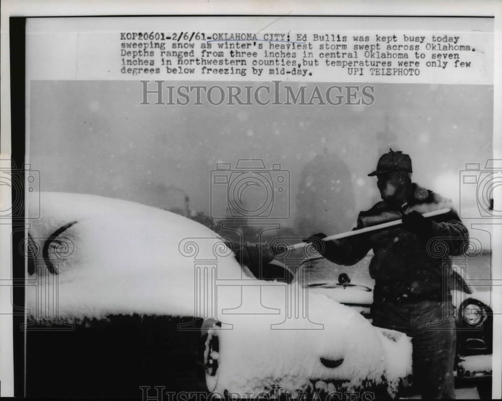 1961 Press Photo Ed Bullis Clears Snow from Car in Oklahoma City - Historic Images