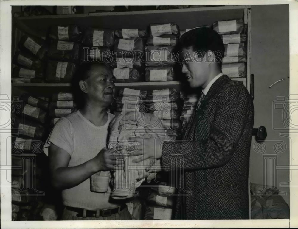 1943 Press Photo Yee Tung hand&#39;s off laundry James Takeda - Historic Images